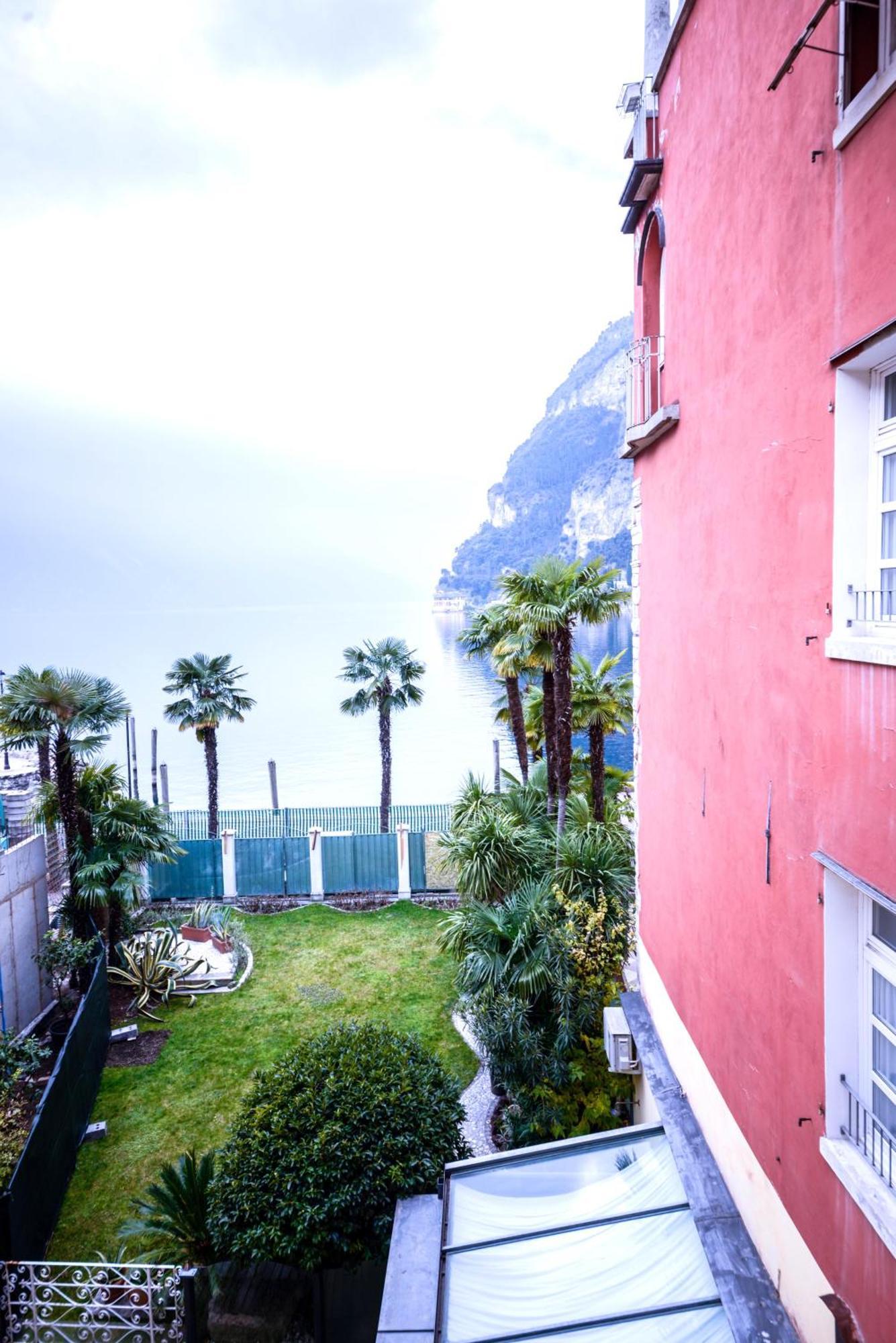 Appartement Queen Of The Lake à Riva del Garda Extérieur photo